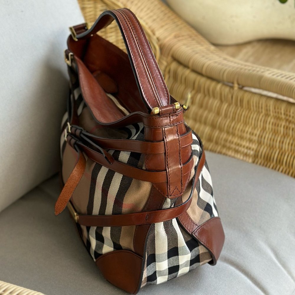 Timeless Classic: Burberry Vintage Check Bag (Made in Italy!) - Picture 4 of 13